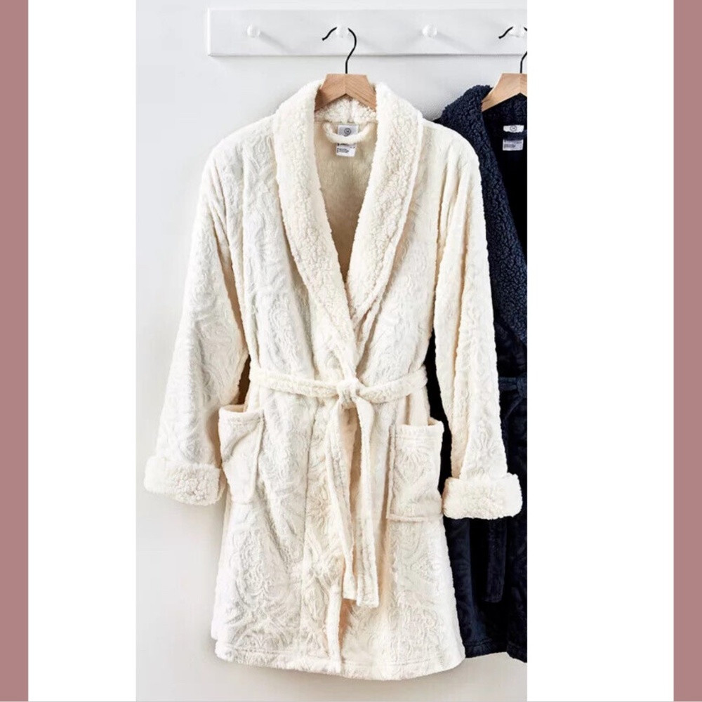 NIB Martha Stewart Collection‎ Robe [ O/S ] in Embossed Medallion Cream